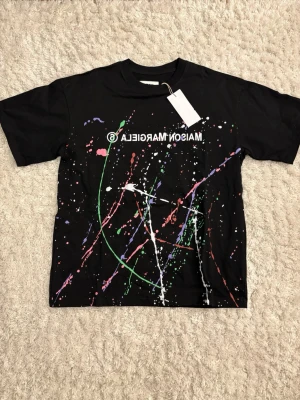 Maison margiela t-shirt - Säljer denna tvärgata maison margiela T-shirten i storlek L, sprillans ny! Hör av er vid eventuella frågor eller funderingar! 