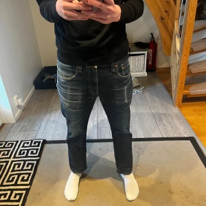 mörkblå jeans straight fit - Riktigt feta och sällsynta jeans k storlek 32 straight fit.