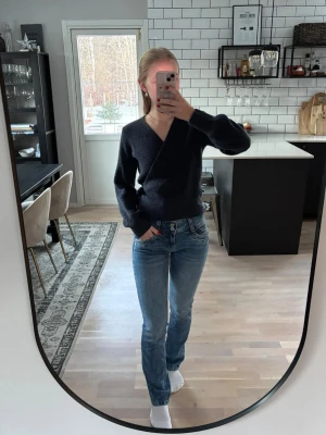 Blå raka jeans med låg midja - Säljer ett par blå jeans med låg midja och raka ben. Jeansen har dubbla knappar i midjan och fickor fram och bak. Jag är 163 cm. Publicerad på flera säljsidor 🌸 