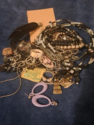 Smyckespaket - Paket med massa smycken. Finns en ring i 925 silver och en i ben tror jag. Blandat skick. 🩷