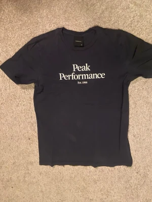 Peak Performance t-shirt blå - Säljer nu denna Peak Performance T-shirten eftersom den har växt ut mig skicket är 7,5/10 storleken är 160 och nypriset på t-shrirten är runt 500kr. Om ni har några frågor är det bara att skriva!!