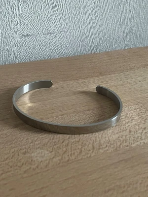 Armband - Stilrent armband i rostfritt stål, helt nytt! Vid funderingar är de bara att höra av sig 😊pris kan diskuteras! 