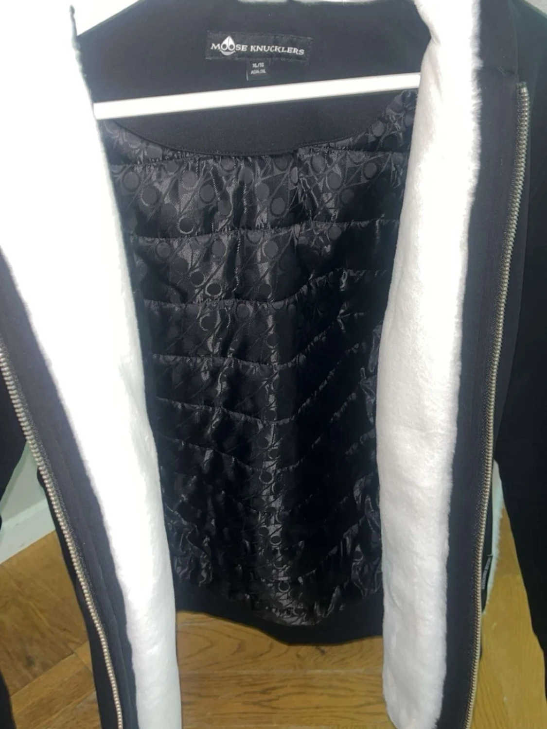 Svart hoodie från Moose Knuckles - 2