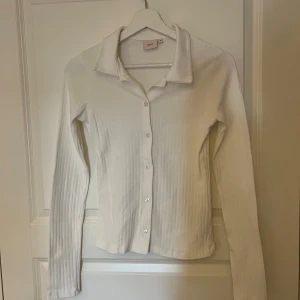 Skjortan Nelly - Jättefin skjorta ifrån Nelly Stolek S🥰