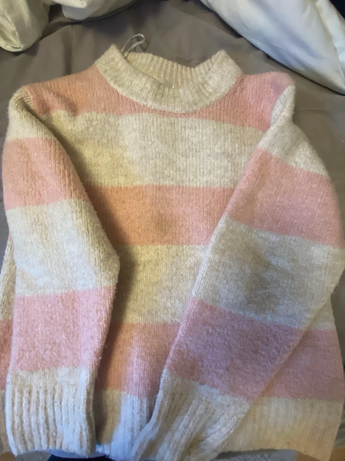 Stickad tröja med rosa och beige ränder