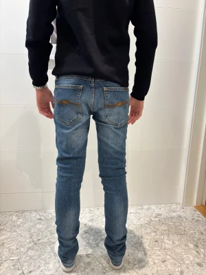 Nudie jeans - Tjena, säljer ett par blåa nudie jeans i ett mycket fin skick. Jeansen är som nya. Storlek: W28, L32. Tack🙌💪Hör av dig // Milo. 