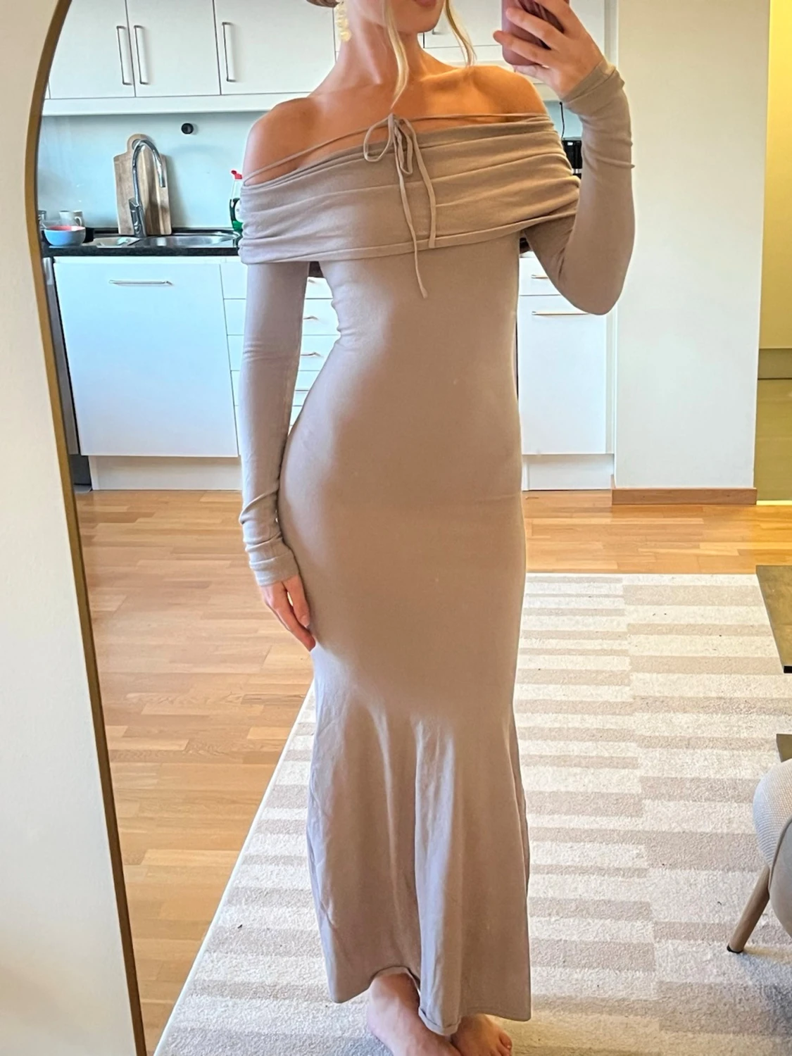 Beige långklänning från Meshki  - 1