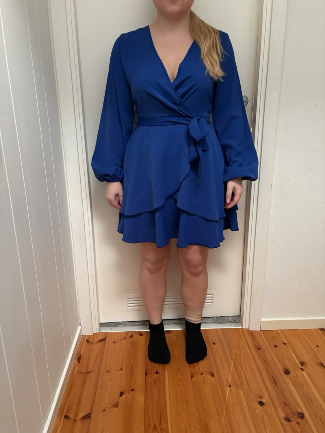 Blå omlottklänning med volang