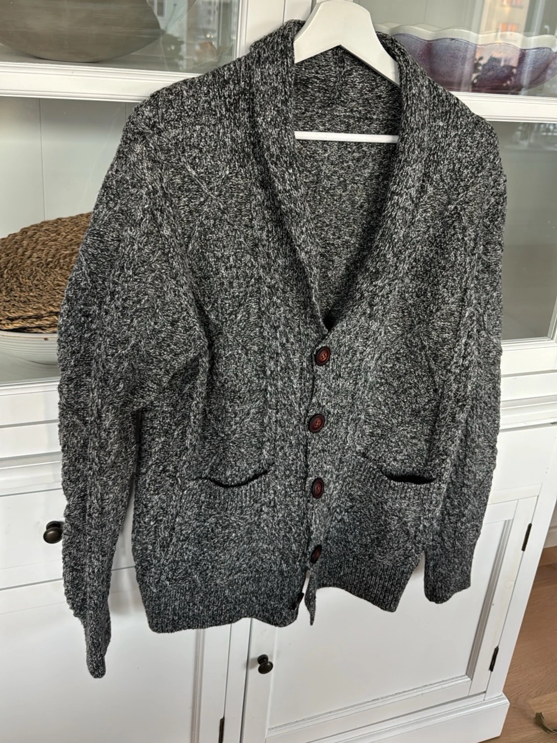 Gråmelerad kofta med knappar