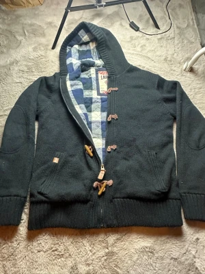 Unik kofta  - Väldigt fint skick och en väldigt unik kofta med sjukt material. Tveka inte på att ställa frågor 