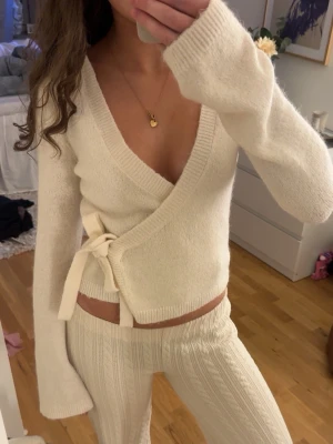Krämvit omlottstickad tröja - Så fin stickad omolott tröja från Gina tricot 