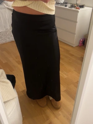 Svart lång satinkjol - Lågmidjad satin kjol från vila 