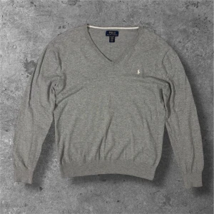 Ralph Lauren tröja - Säljer denna gråa tröjan från Ralph Lauren | storlek XL i barnstorlek vilket motsvarar S i herrstorlek | skick: 9/10 | Hör av er vid frågor, pris kan diskuteras vid snabb affär! 🫡