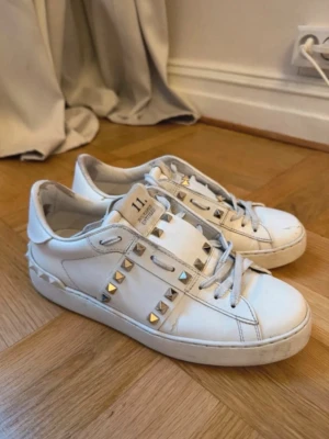 Valentino Rockstud Sneakers - Snygga vita sneakers från Valentino!! Köpta på vestiare collective så kvitto finns därifrån😍❣️