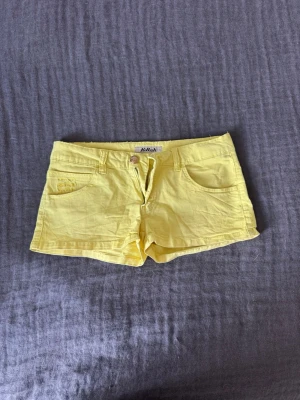 Ljusgula lågmidjade shorts - Snygga ljusgula shorts från Killah med låg midja . Perfekta för sommaren och sitter jätte skönt! Passar både S och M. 