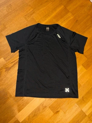 Svart idrottströja ny - Svart reflekterande idrottströja i storlek L.  Tröjan är helt ny och oanvänd.  Skickar direkt!🚀  Kontakta gärna för frågor och pris! 🥰