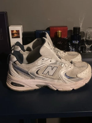 New Balance 530 - Skitnygga new balance 530 skor, snören finns med, de är ganska använda och lådan är borta men jag ska tvätta dem och nya bilder kommer snart