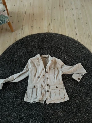 Beige ivershirt från Moncler med fickor - Moncler overshirt, stilren. Står storlek L men det är M för modellen är gjord 1995-2005 strl M passar även S. Kom priv om mer info🤩