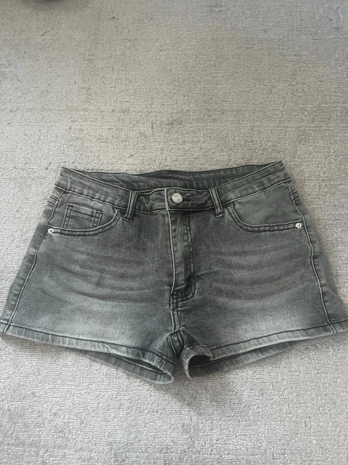 Grå denimshorts 