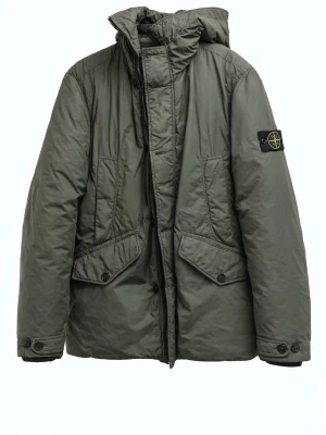 Grön pufferjacka från Stone Island -  Stone Island Dunjacka – Crinkle Reps Down (Olive) – XL  Säljer en äkta Stone Island vinterjacka i mycket bra skick.  Modell: Stone Island 731542732 Färg: V0059 Olive Green / Militärgrön Storlek: XL Material: Crinkle Reps nylon (garment dyed) med dunfyllning  Jackan är varm, stilren och en klassisk Stone Island-modell med den karaktäristiska skrynkliga finishen. 