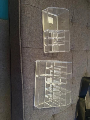 Transparent sminkorganiserare i plast - Två transparenta sminkorganiserare i hård plast med flera fack i olika storlekar, perfekta för att förvara borstar, läppstift och andra skönhetsprodukter. Modern och stilren design som passar på sminkbordet.