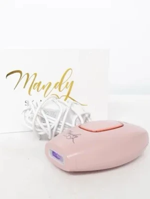 Rosa IPL hårborttagningsapparat Mandy - Säljer en rosa IPL hårborttagnings laser från Mandy. Den har en smidig, avlång form med en lila ljusöppning och en stor knapp på ovansidan. Perfekt för enkel och effektiv hårborttagning hemma. Strömkabel medföljer.