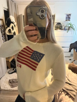 Vit/beige stickad tröja från Ralph Lauren - Vit stickad tröja från Ralph Lauren med amerikansk flagga💕är inte säker på storlek men skulle säga s/m 