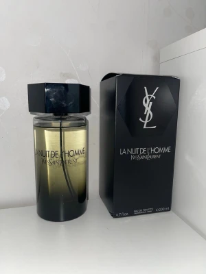 La nuit de lhomme - Yves Saint Laurent La Nuit de L’Homme är en varm och kryddig herrparfym med toner av kardemumma, lavendel och cederträ. Den känns elegant och mystisk, perfekt för kvällar.