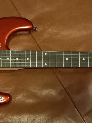 Splitter ny jätte snygg Strata gitarr med tillbehör till ett bra pris. - Hej! Säljer en splitter ny jätte snygg Strata gitarr till ett mycket bra pris. Gitaren stämmer perfekt och jag har testat den på en Fender Performer förstärkare och den ljuder otroligt bra. Jag jämförde gitarren med min 50 år gamla SCHECTER strata och man ser ingen skillnad när det gäller ljudet. Jag har gjort setap på gitarren så att varje stränga stämmer tom som på tolfte bandet likadant på stämm apparaten. Så gitarren stämmer perfekt! Halsen är 42 mm bredd vid första bandet och 23 mm tjock.