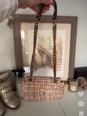 guess väska  - världens sötaste rosa guess väska. använt men fint skick!! pris går att diskutera och har rabatter vid köp av bundles 💓