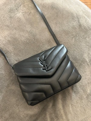 Svart axelväska  - Svart väska i äkta läder, AA-kopia, helt ny💕