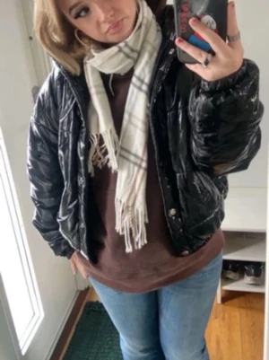 Glansig jacka - Trendig jacka, köpt på beyond retro