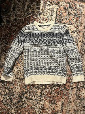 fet stickad tröja från homebound - as fet o mysig tröja från homebound, just denna har en unik look men är dessvärre lite kort på mej, passar dej som vill ha en avslappnad och ”archive” stil, passar allt från 175 till 185! hör av er vid frågor mvh johan