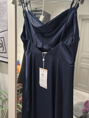 Marin blå bal klänning - Säljer denna oanvända balklänning som ej kommit till användning, lapp kvar! Köptes för 2 år sedan, superskönt matreal! Nypris: 460kr