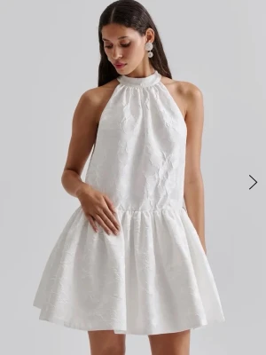 Studentklänning  - Jättefin klänning från By Malina som är helt oanvänd med lappar kvar🤍🤍passar perfekt till studenten