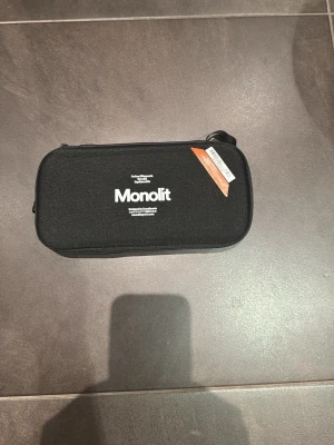 Monolit benskydd i kolfiber - Säljer ett par svarta benskydd från monolit. Perfekta för dig som vill ha lätta och tåliga benskydd till träning eller match. Bara att skriva vid frågor! Obs: MINSTA MONOLIT BENSKYDDEN!