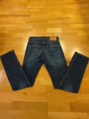 Mörkblå Replay jeans med smal passform - Säljer ett par mörkblåa jeans från replay. Jeansen är oanvända. Säljer pga att dom e lite stora på mig. Str 30/32 