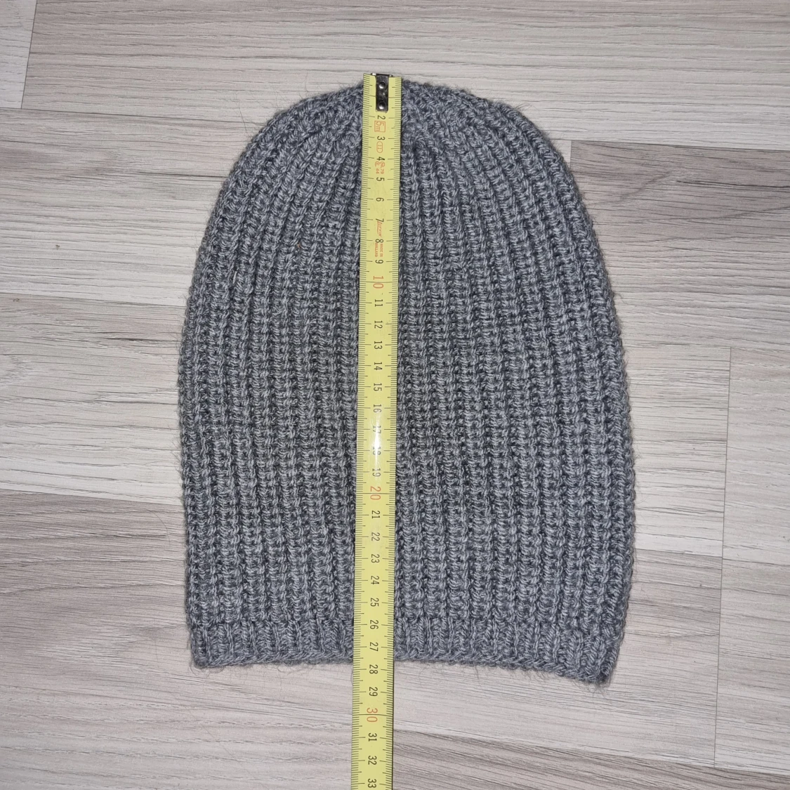 Grå ribbad mössa - 2