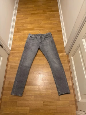 Calvin Klein jeans - Säljer ett par Calvin Klein jeans. Det är storlek 31/32 och de är slim taper