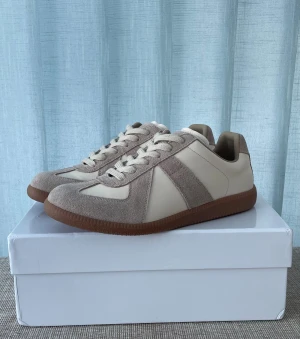 Maison Margiela skor - Säljer dessa helt nya Maison Margiela gats i beige | Storlek 41 men passar även för 42 | Sulans innermått är ungefär 26,7/26,8cm | 1t 0️⃣rg | Tveka it fråga om du har några frågor 🙌 