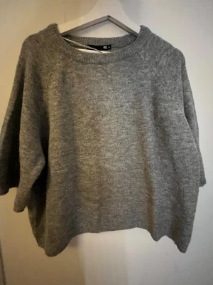 Grå stickad tröja från H&M - Mysig grå stickad tröja från H&M med trekvarts ärmar.  