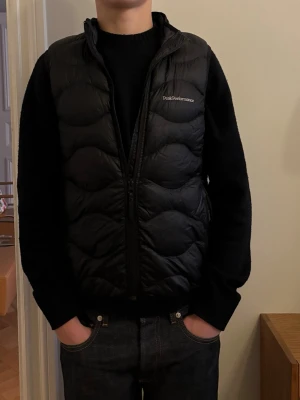 Svart väst från Peak Performance - Säljer en jätte snygg och klassisk väst från Peak Performance! 🦺Den är köpt för många år sedan och är rätt så använd. Men inga defekter förutom att storleks lappen har tappat texten. Jag på bilden är 174 cm. Skriv till mig vid minsta fundering! /Gustav 😁