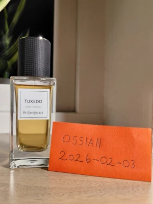Yves Saint Laurent Tuxedo parfym - Exklusiv parfym från Yves Saint Laurent, Tuxedo. Flaskan är rektangulär i genomskinligt glas med svart cylinderformat lock och sprayfunktion. Doften har inslag av kryddor och patchouli. Elegant design med tydlig etikett framtill. Säljer för 1650 kr, Nypris ligger runt 2200-2400 kr. Skulle säga runt 70/75 ml kvar.