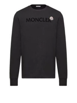 Svart sweatshirt från Moncler - Oanvänd Snygg svart sweatshirt från Moncler med rund halsringning och diskret Moncler-logga på bröstet. Tröjan har långa ärmar och ribbade muddar vid ärmslut och nederkant. Perfekt för en clean och stilren look.