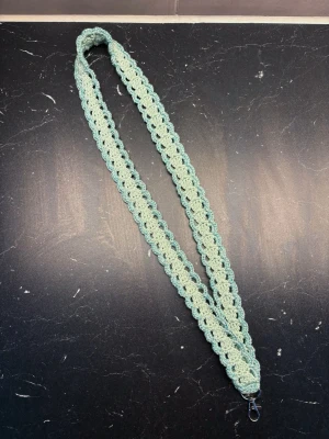 Virkad turkos nyckelband - Ett virkat nyckelband i turkos, både glittrig turkos & vanlig turkos 🩵