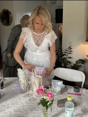 Vit spetsklänning med volanger - Säljer denna super efterfrågade klänningen från bubbelroom, superfin vit klänning med spetsdetaljer och volanger. Klänningen har korta, fladdriga ärmar och flera lager med volangkjol. Säljer då den bara användes vid min konfirmation. Passar perfekt nu till skol avslutning/ konfirmation och även student! Hör av er vid frågor💝