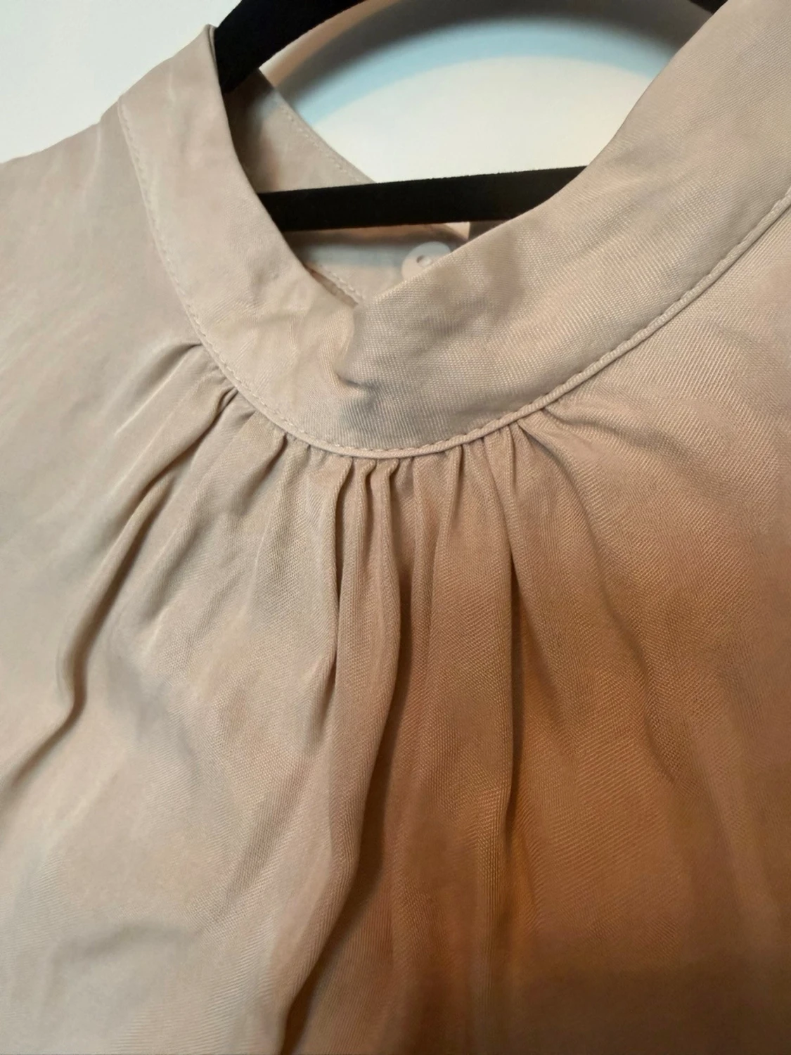 Beige ärmlös blus med hög hals - 3