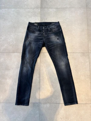 Dondup George - Tjena, säljer nu dessa riktigt snygga Dondup George i Stl 33 vilket är som W32. Dom är i riktigt bra skick. Nypris 4000✅Vid minsta funderingar så är det bara att höra av sig//Allt gott