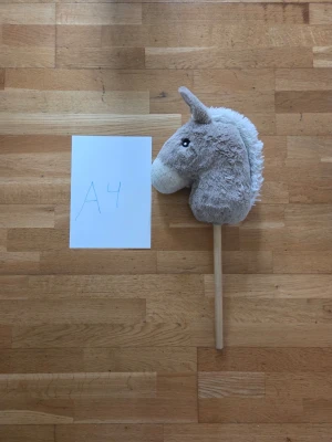 Käppåsna - Silfri till salu. Han har lite rosa i den för och detta vita man men gör han bara gullig. Öronen är slappa men sitter fast ordentligt! Pinnen ingår. Obs! Priset kan sänkas.