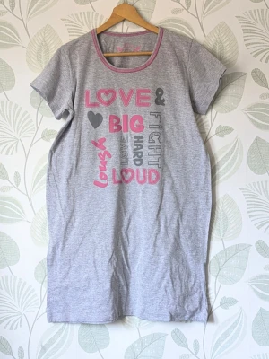 Nattlinne Cellbes Storlek 38/40 (36-38) - - Superskön mjuk och elastisk pyjamas.  - Storlek 38/40 men rekommenderar den till en 38 eller större 36 om man vill ha lite utrymme i den..  - Oanvänd.  - Jag kan ha missat någon miniskavank men jag har försökt att granska så gott det går.